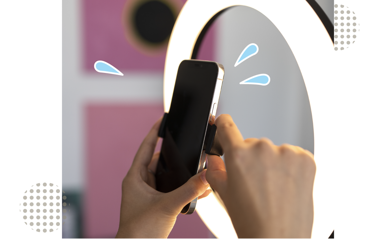 スマホをライトに取り付ける写真画像